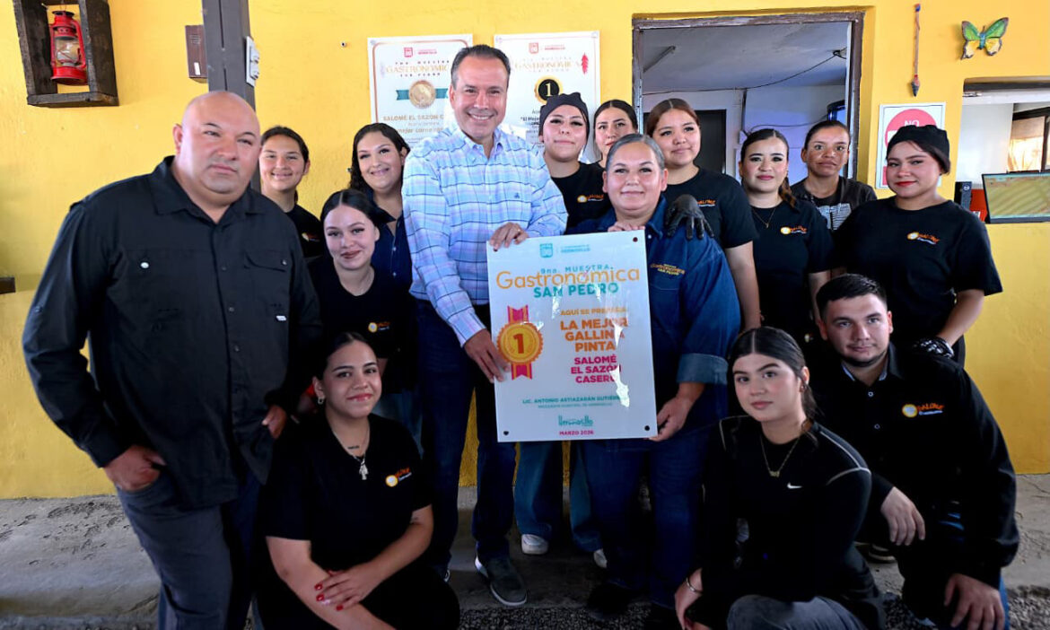 El presidente municipal Antonio Astiazarán otorga distintivo a ganadores de la Muestra Gastronómica de San Pedro