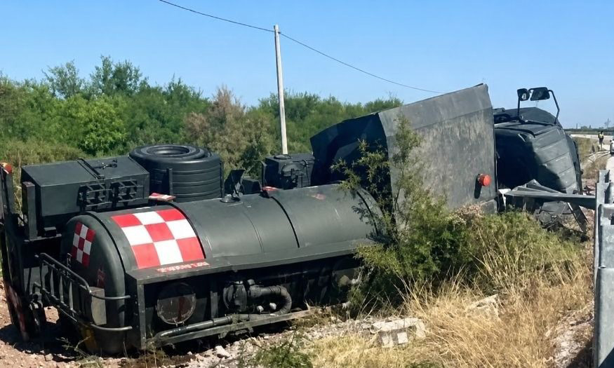 Vuelca pipa cargada con turbosina en la carretera Empalme-Obregón