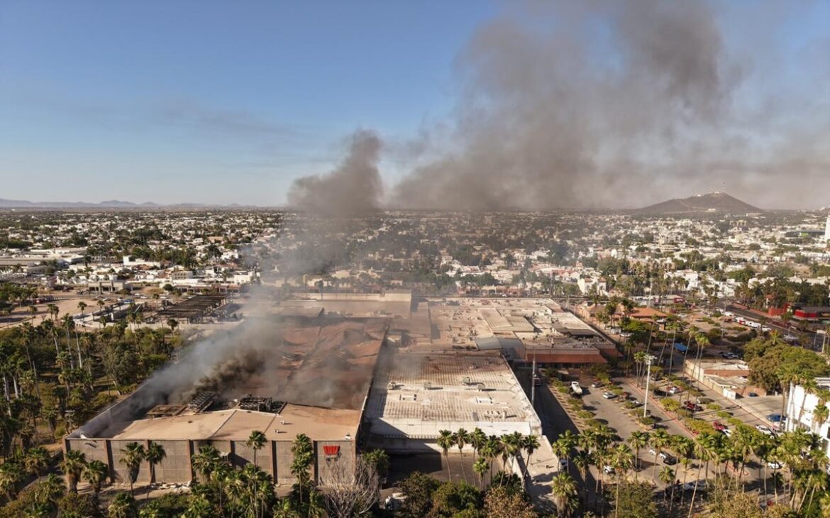 Incendio en centro comercial de Los Mochis provoca muerte de 10 personas