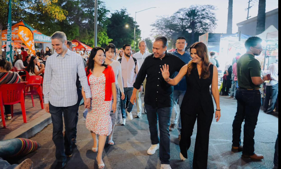 Recorren Toño Astiazarán y Patty Ruibal Centro Histórico en las Fiestas del Pitic