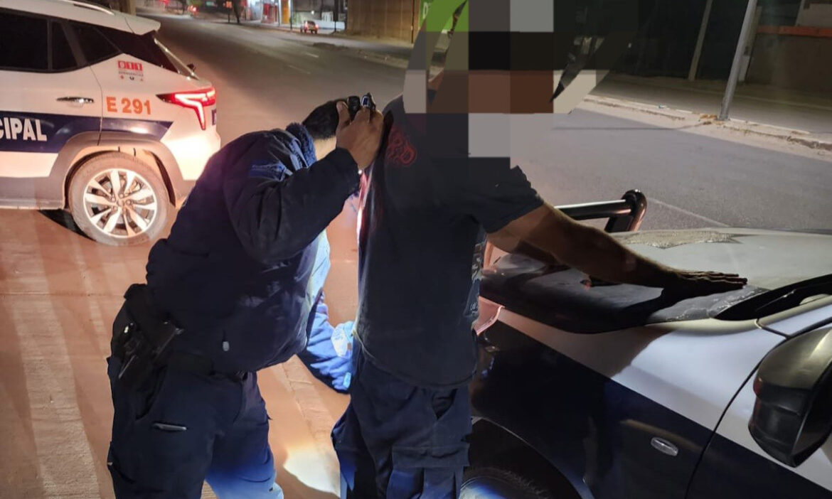 Someten policías a joven armado en la colonia Los Pinos