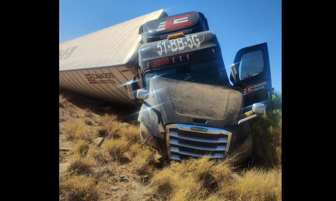 Vuelca tráiler cerca de caseta de cobro de Altar