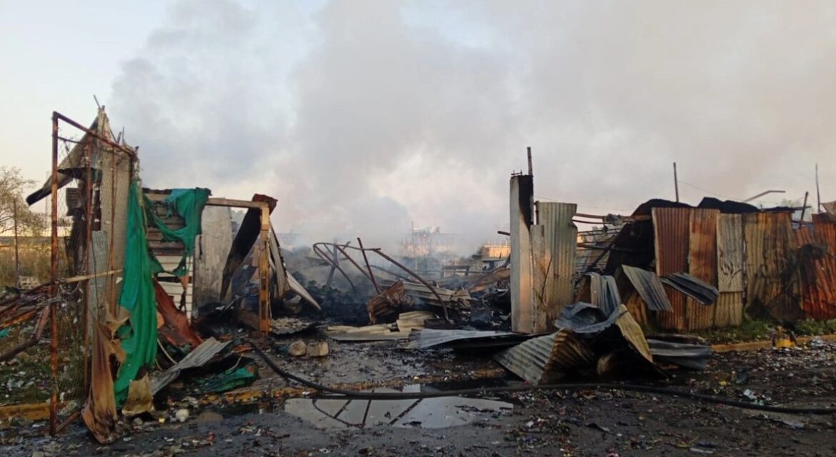 Explota bodega ilegal de pirotecnia en Tultepec