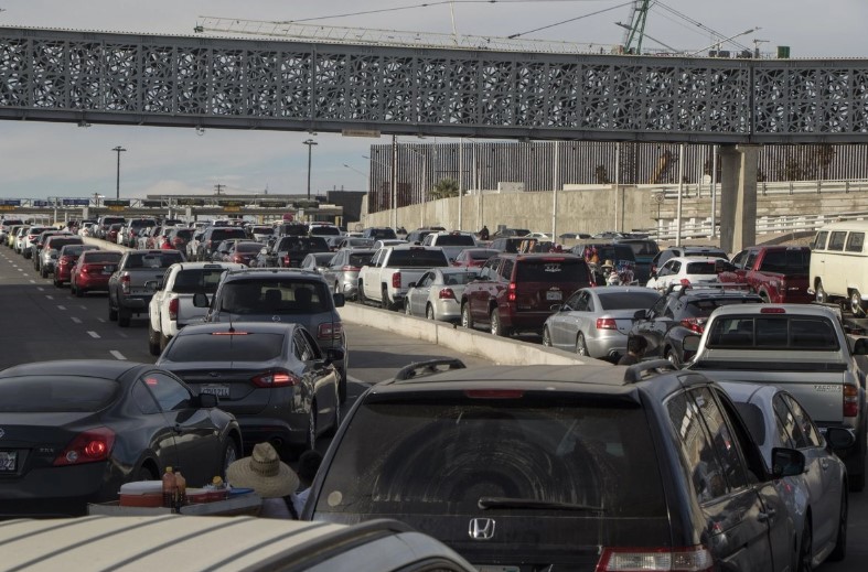 Detienen a mujer estadounidense con arsenal que pretendía ingresar a Mexicali