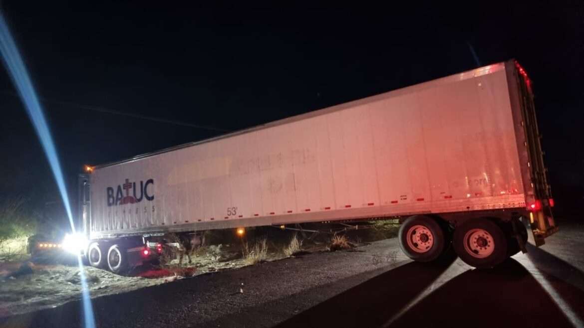 Tráiler se sale del camino En el valle de Empalme