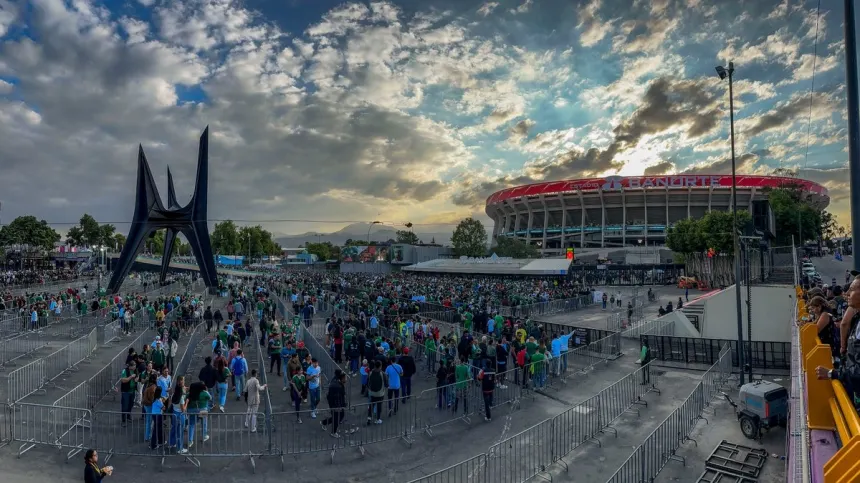 Incidentes y desorden durante la venta anticipada de boletos en el Estadio Azteca