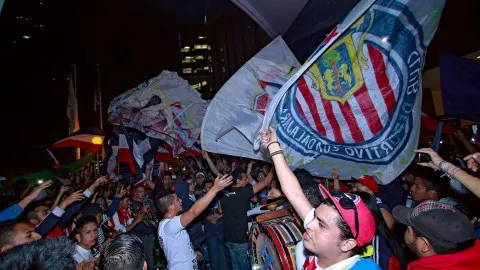 Aficionados rojiblancos llevan serenata a las Chivas previo a la semifinal en la capital