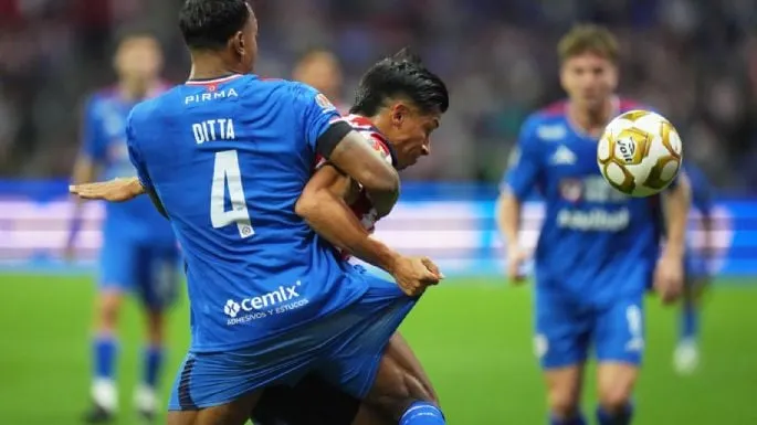 Empate con polémica deja en situación comprometida al Cruz Azul ante las Chivas