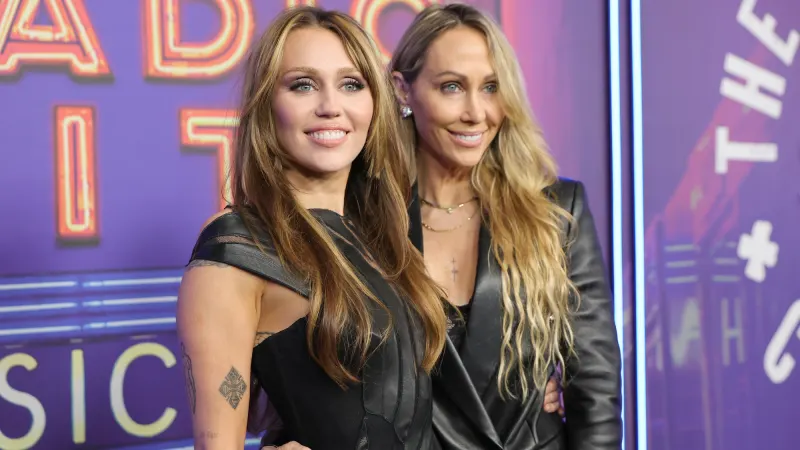 Miley Cyrus encara a fotógrafo por golpear a su mamá