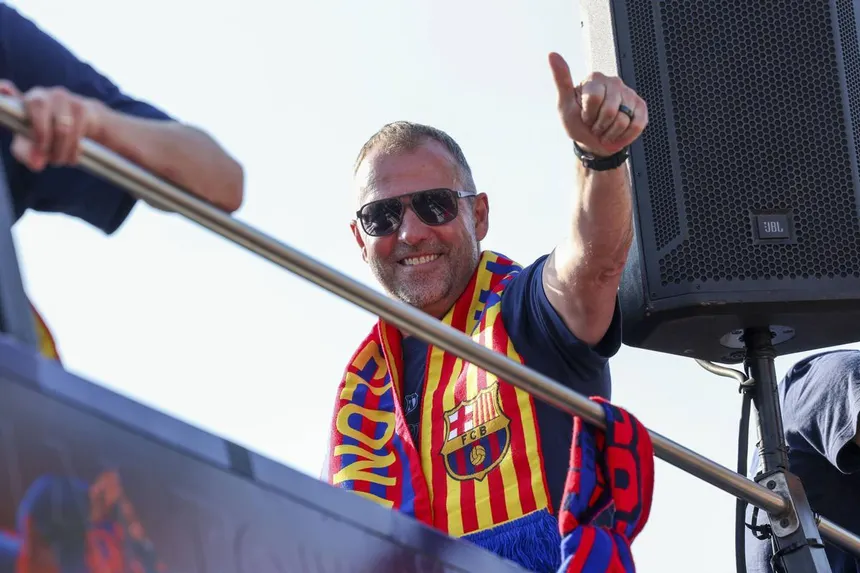 Hansi Flick extiende su contrato con el Barcelona