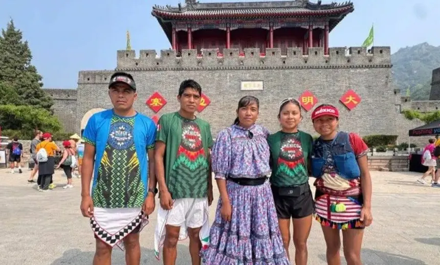 Atletas rarámuris conquistan la Gran Muralla China