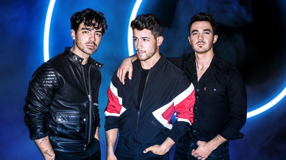 Jonas Brothers imponen su estilo pop en un masivo show