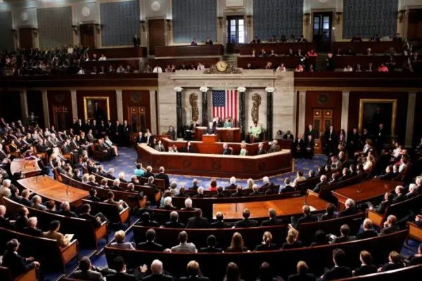 Senado avanza proyecto para limitar poderes de guerra sobre Irán