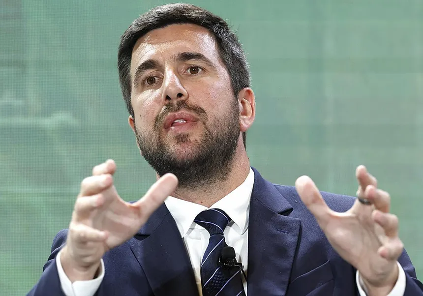 Enrique Riquelme alza la mano y desafiará a Florentino Pérez