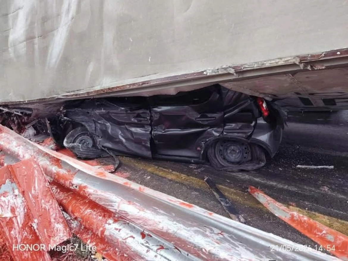 Volcadura de un camión aplasta auto en vía de Naucalpan