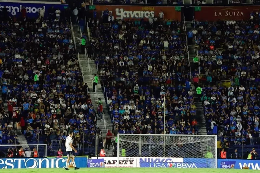Denuncian sobrecupo y venta de lugares de prensa en la final entre Cruz Azul y Pumas