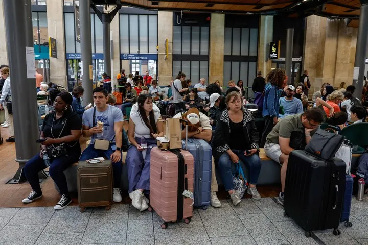 Pasajeros quedan varados en trenes en Francia debido a fallas eléctricas durante una ola de calor