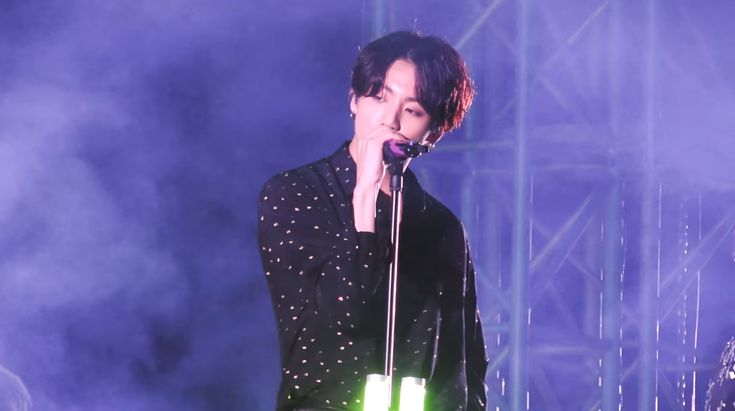 Cantante Jungkook busca fotógrafo personal para su gira
