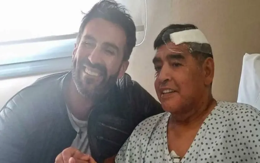 Médico afirma que Maradona debió ser sedado y sujeto durante su última internación