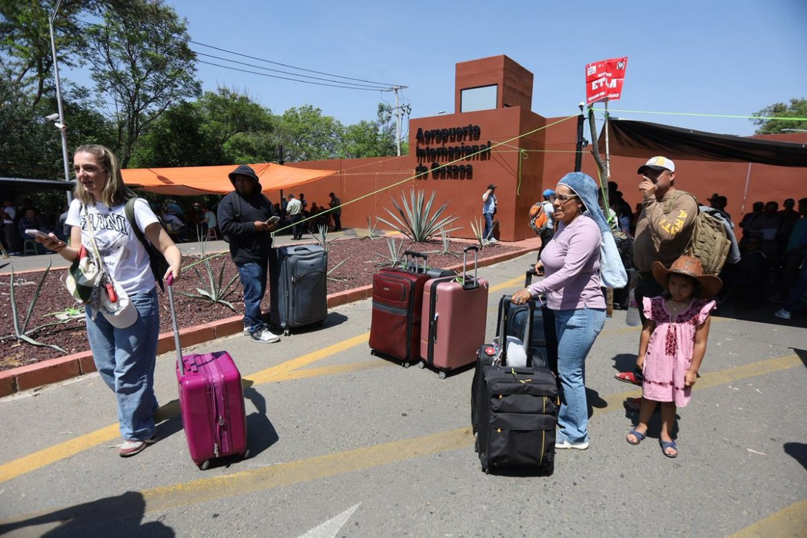 Sección 22 de la CNTE toma el aeropuerto de Oaxaca