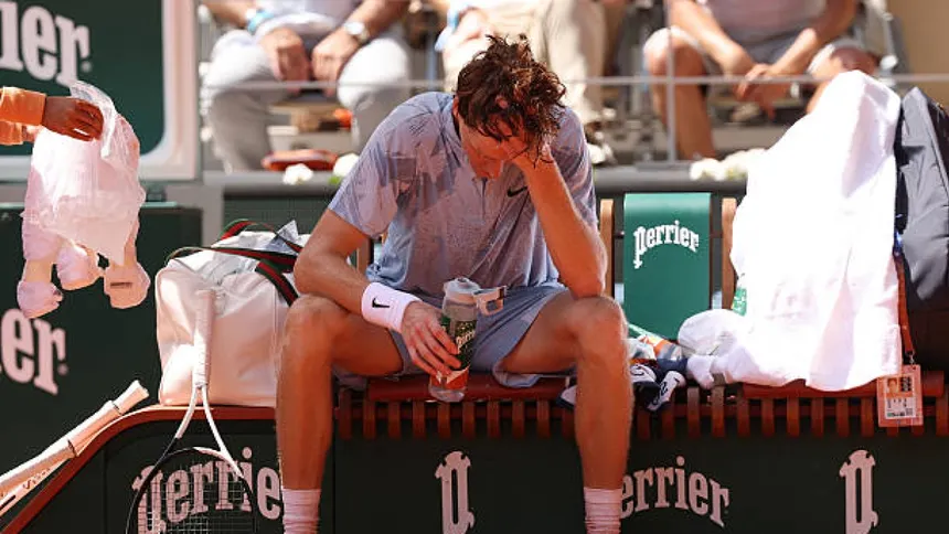 Sinner cae en Roland Garros por intenso calor