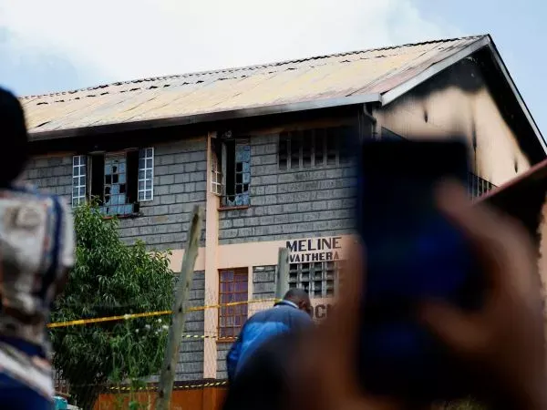 Arrestan a ocho niñas tras incendio en escuela