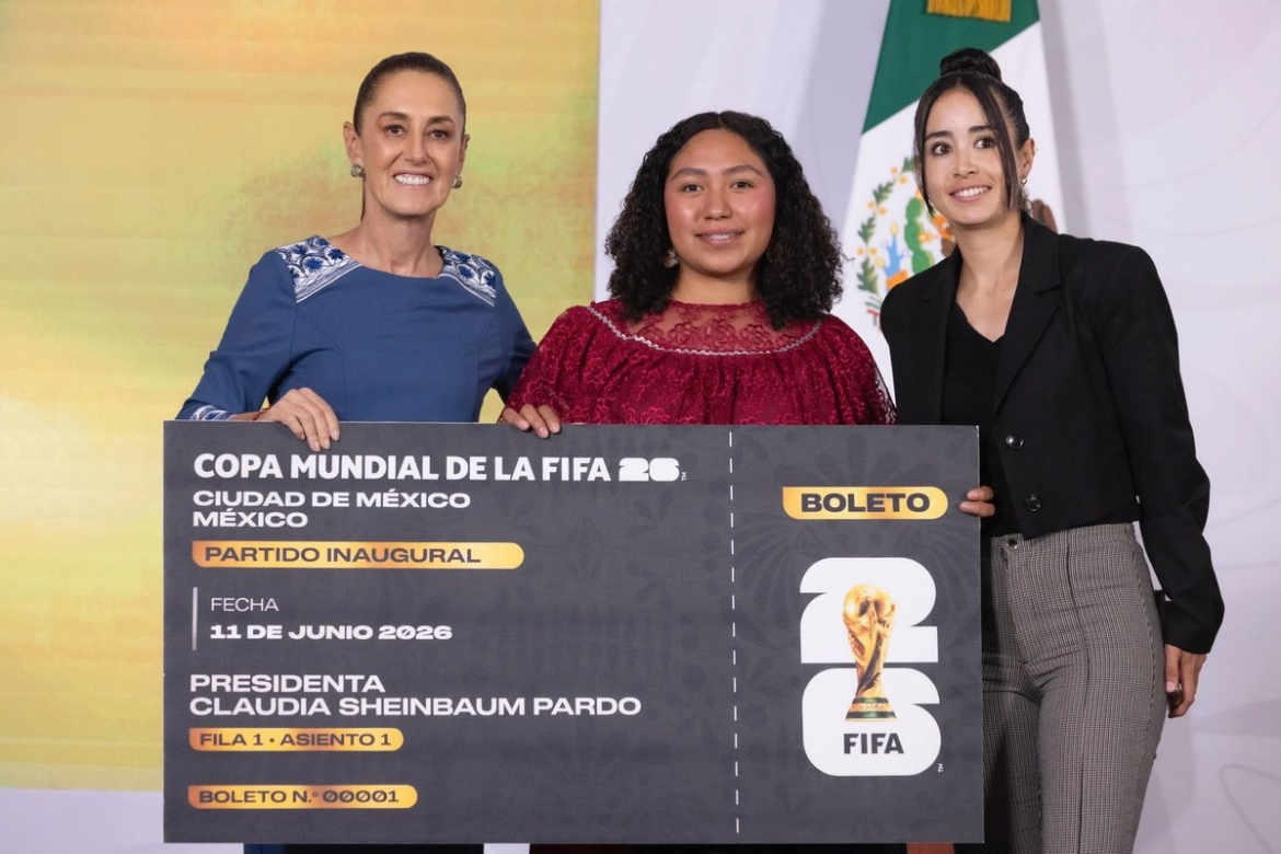 Sheinbaum entrega boleto para partido inaugural del Mundial
