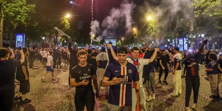 Más de 100 personas detenidas en París tras disturbios por el triunfo del PSG