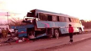 Volcadura de camión en Afganistán deja 20 muertos