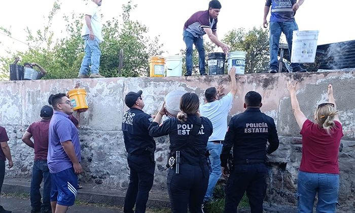 Atiende Policía Estatal incendio en Moctezuma junto a vecinos y personal de emergencia