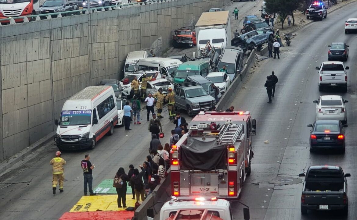 Tráiler desencadena carambola con decenas de autos