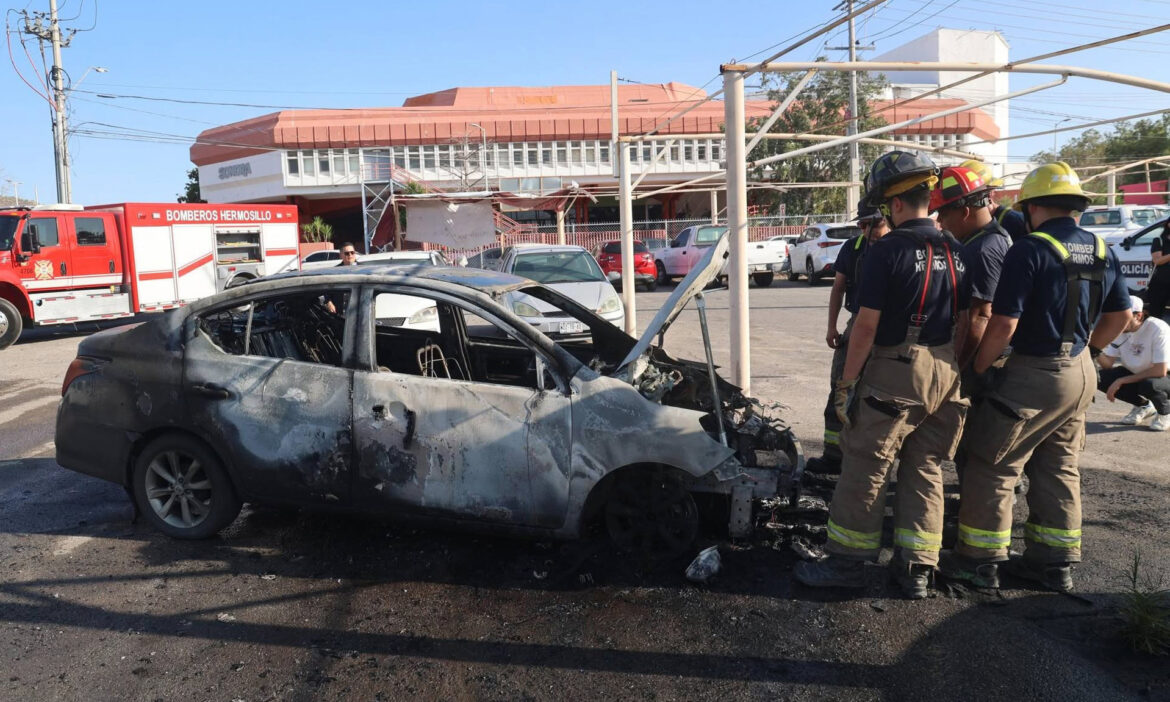 Consume incendio un automóvil; al parecer por falla eléctrica