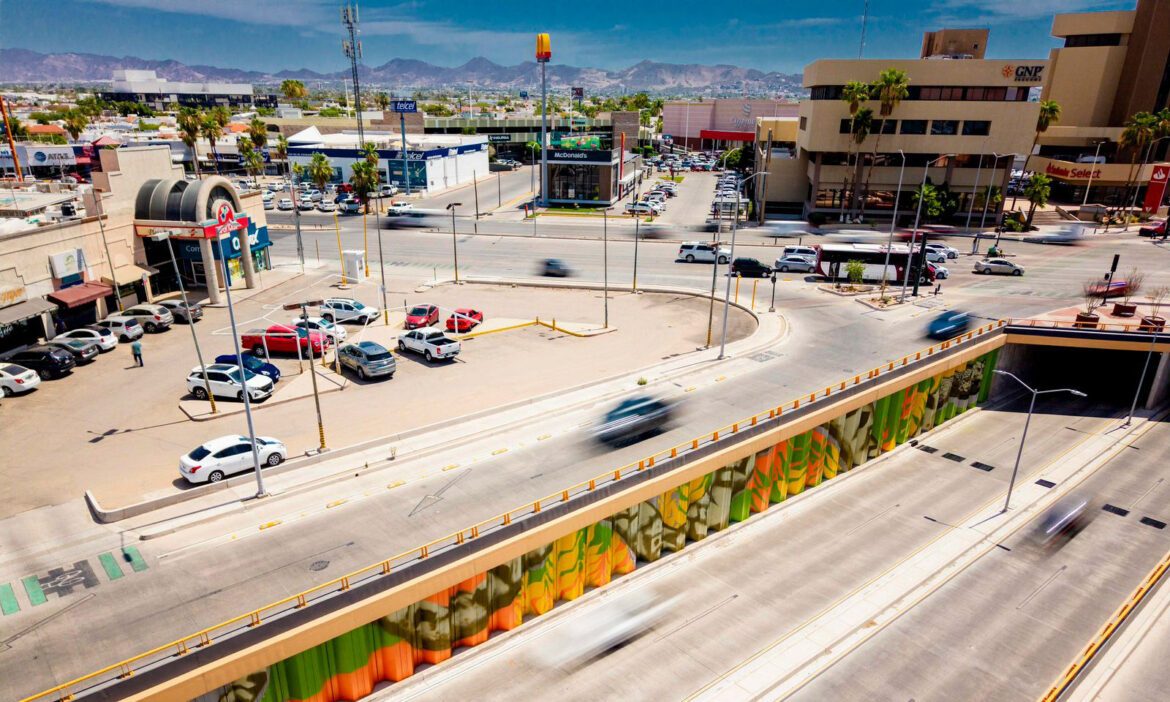 Avanza intervención de mural en paso a desnivel en los bulevares Colosio y Solidaridad