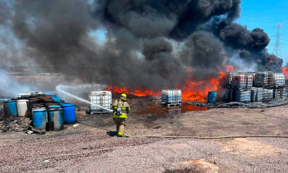 Se registra fuerte incendio en el parque industrial de Empalme