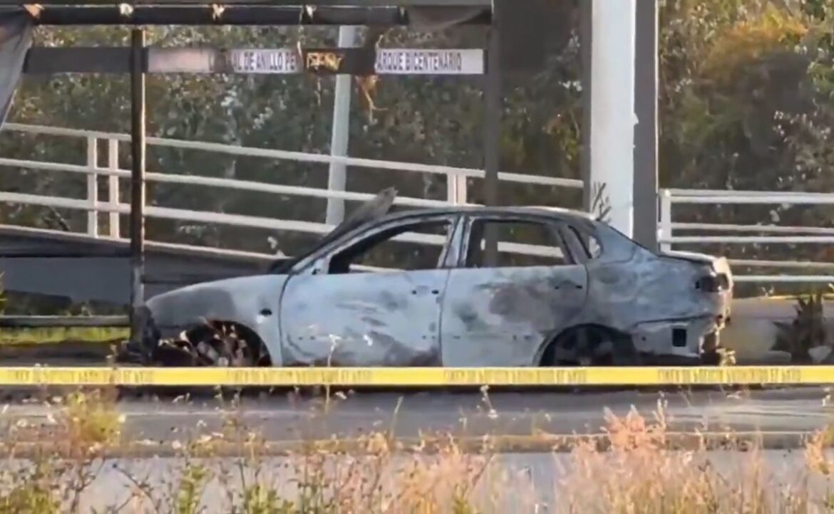 Investigan hallazgo de dos cuerpos calcinados en auto incendiado en Puebla