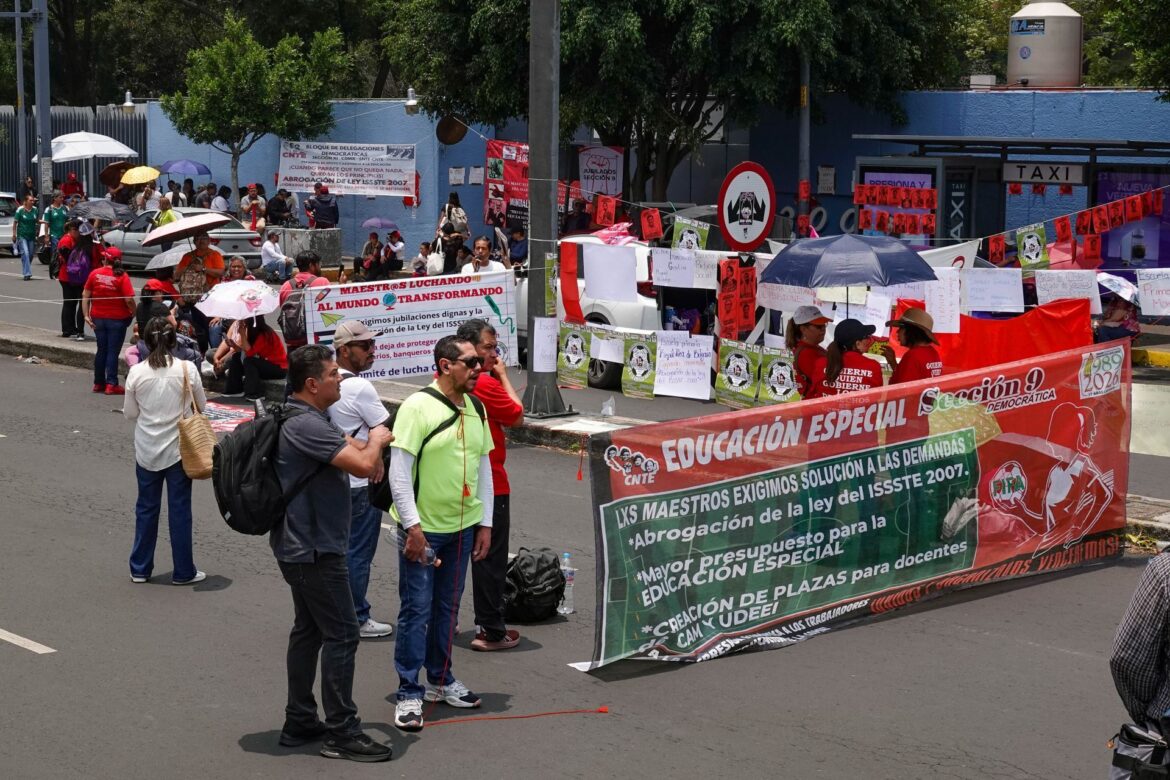 Se retira la CNTE del Zócalo tras semanas de protestas en la capital