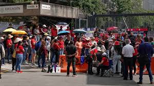 Maestros mantienen paro indefinido y redoblan acciones en tres estados