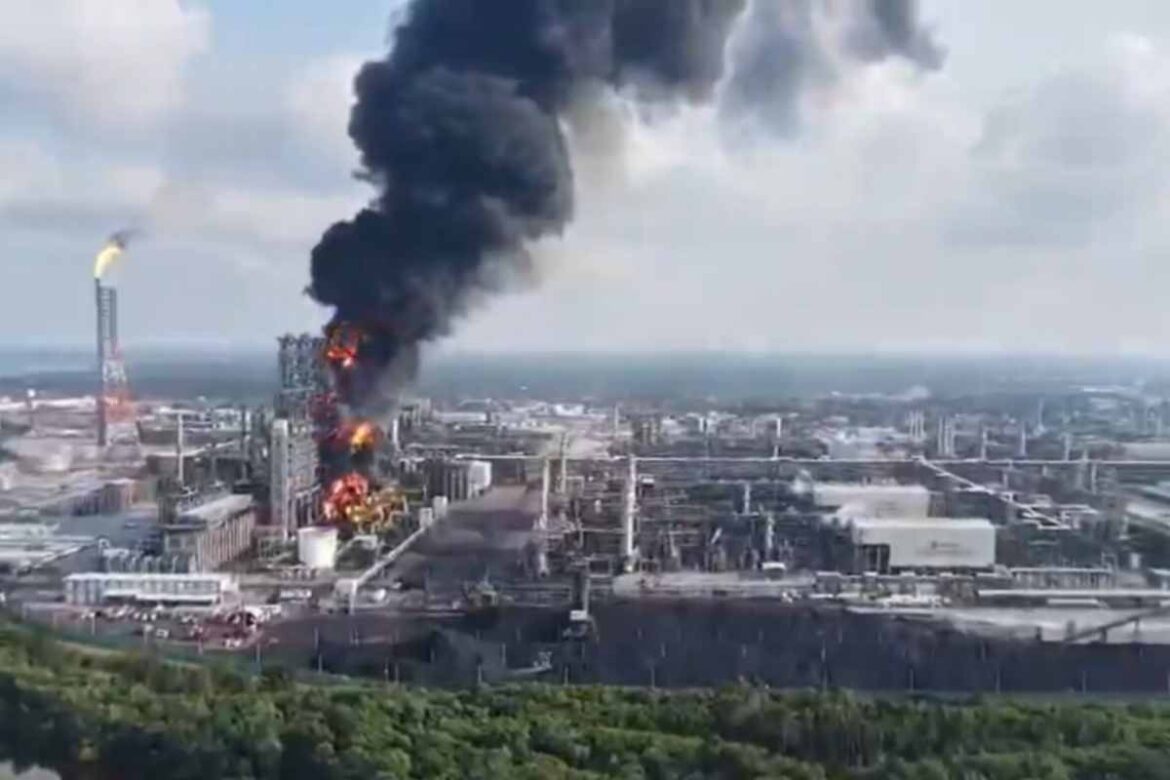 Reportan incidente en refinería; Pemex afirma que todo está bajo control