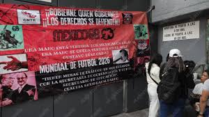 Maestros vandalizan sede educativa en CDMX