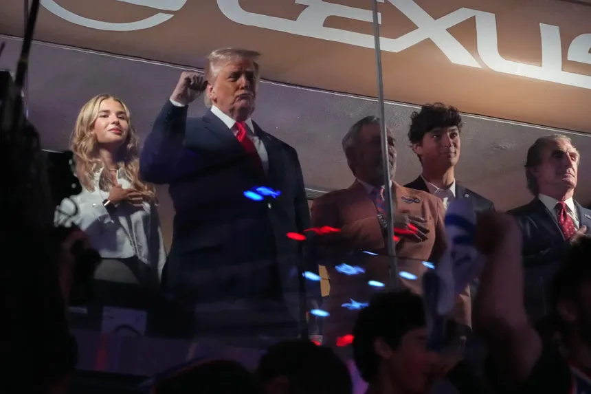 Donald Trump es abucheado en juego de la NBA; aficionados lo culpan de traer mala suerte a los Knicks