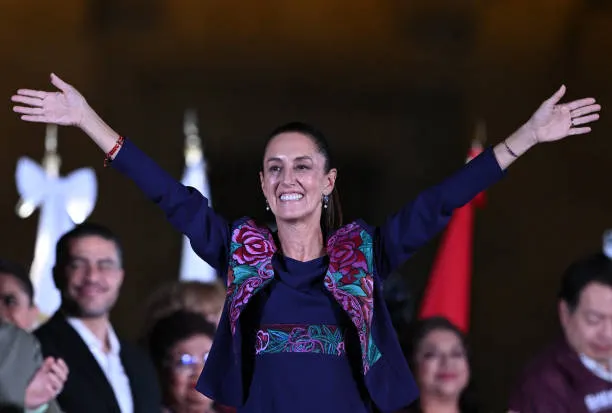 Sheinbaum evita polémicas en la mañanera: “Hoy amor y paz”