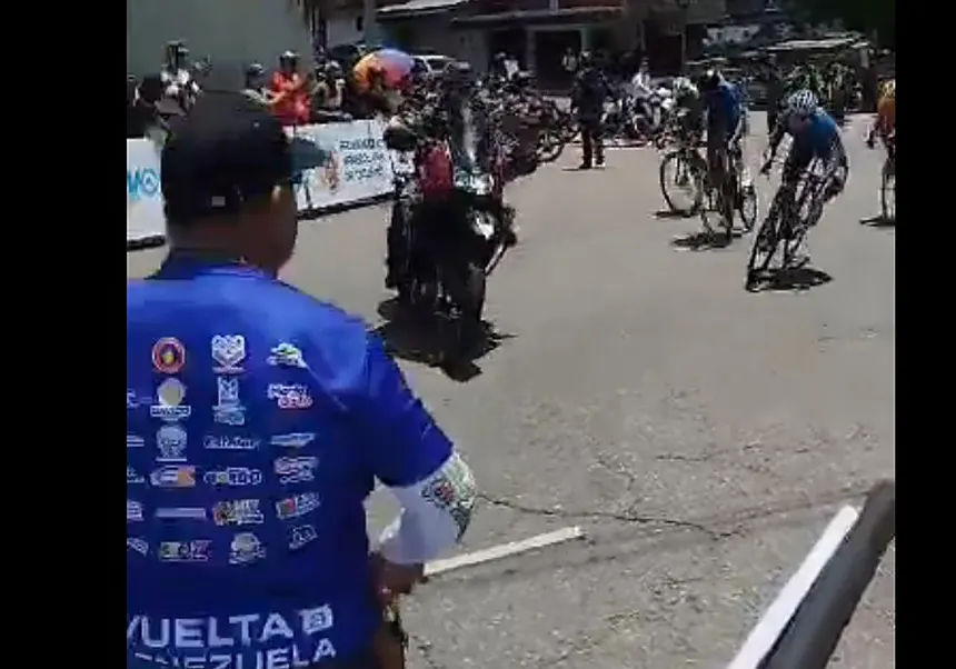 Accidente con scooter provoca caída masiva en carrera juvenil