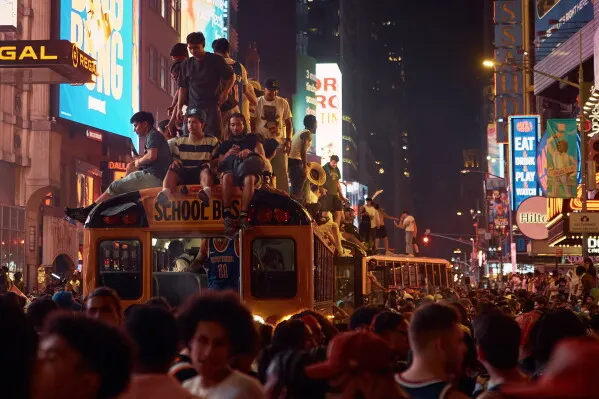 Caos en Nueva York empaña festejos de los Knicks