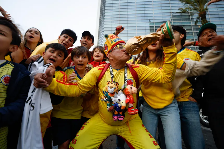 Afición colombiana invade el Estadio Ciudad de México