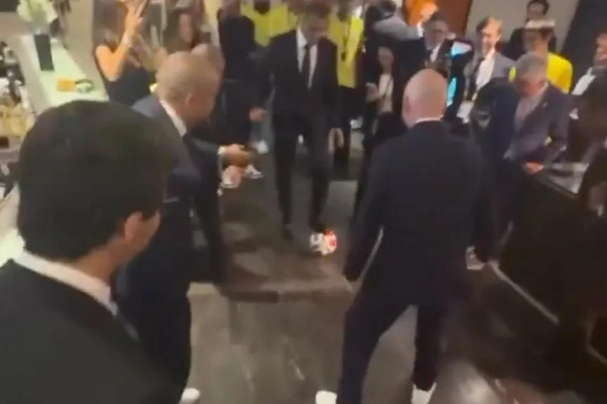 Leyendas de Brasil exhiben a Infantino en un torito