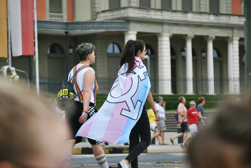 Corte de EU avala vetos a atletas trans en escuelas