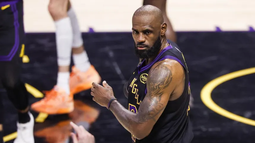 LeBron James deja a los Lakers y será agente libre