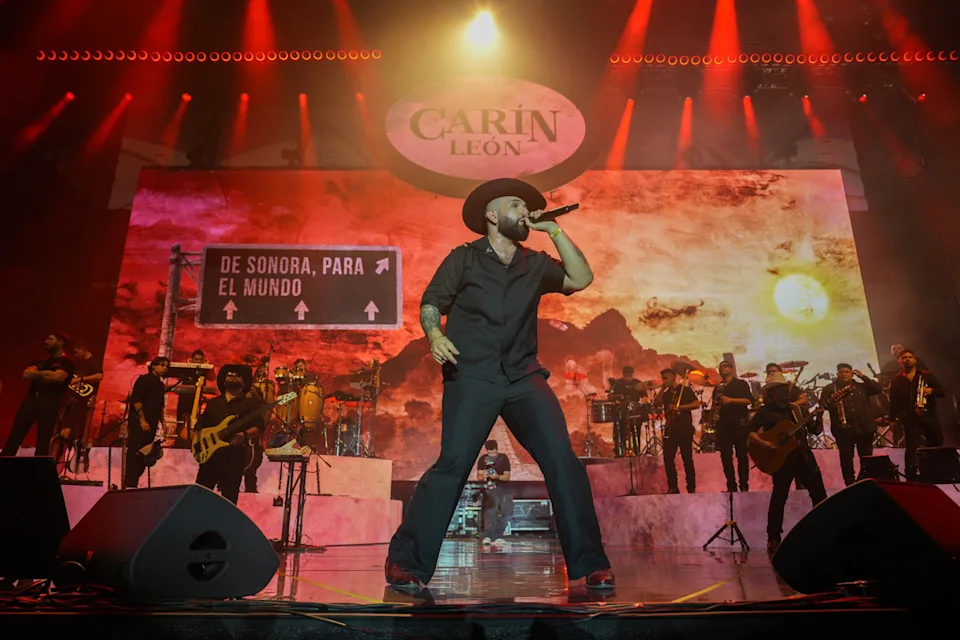 Carín León hace historia en Miami y apoya a Venezuela