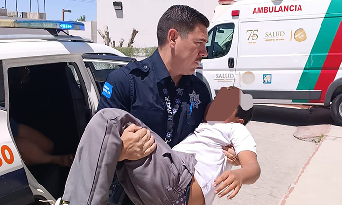 Auxilian policías a niño con problemas respiratorios