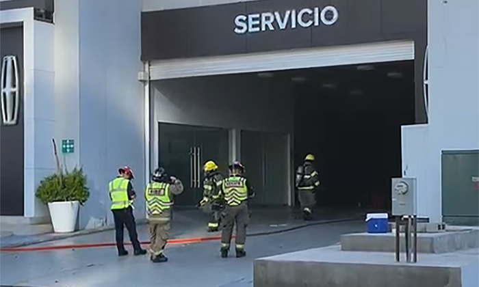 Evacuan a personal de agencia de autos por incendio